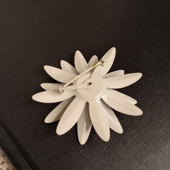 Vintage Lazy Susan white/ black daisy brooch - Picture 4 of 5